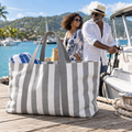 Sac imperméable pliable à rayures grises sur une marina